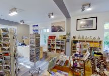 Souvenir-Shop-im-Leuchtturmwarterhaus-06022023_151440 Kap Arkona auf der Insel R&uuml;gen: Kap der 4 T&uuml;rme - Kap Arkona